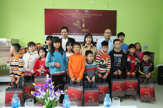 Thông qua chương trình, Ban tổ chức đã trao sổ tiết kiệm cho các học sinh nghèo có hoàn cảnh khó khăn, đến thăm và tặng quà cho trẻ em có hoàn cảnh đặc biệt.