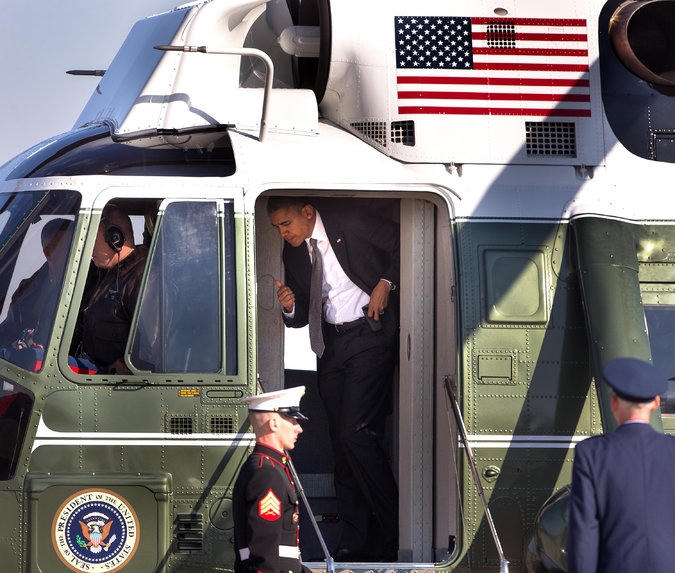Tổng thống Barack Obama bước ra khỏi chiếc trực thăng Marine One. Ông Obama sử dụng điện thoại BlackBerry được mã hóa để chống nghe lén (Ảnh: NYT).