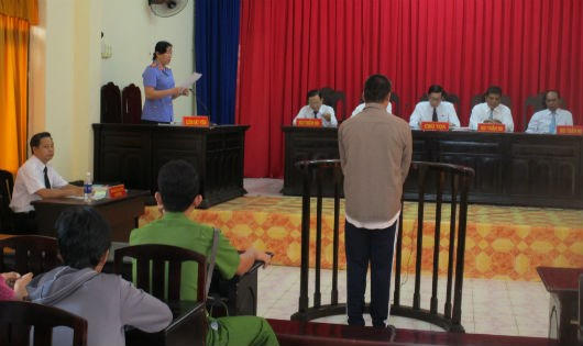 Bị cáo Nguyễn Ngọc Ân nghe đại diện VKSND tỉnh Kiên Giang đọc cáo trạng.