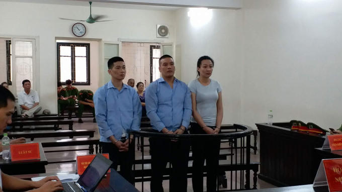 Các bị cáo trước vành móng ngựa trong phiên xử.