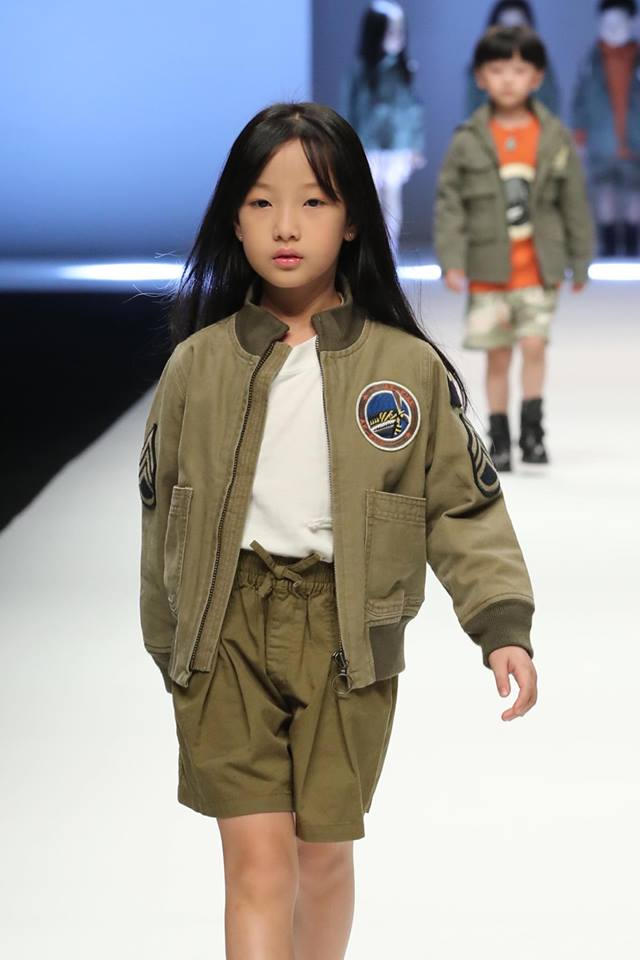 Anh Thư tự tin trình diễn tại Shanghai Fashion Week.