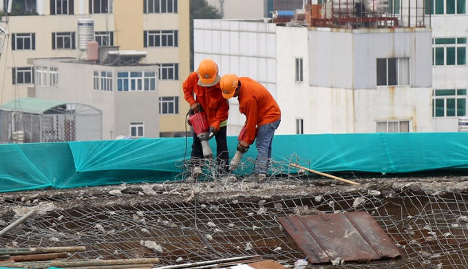 Công nhân đang phá dỡ phần còn lại của mái thủy đài.