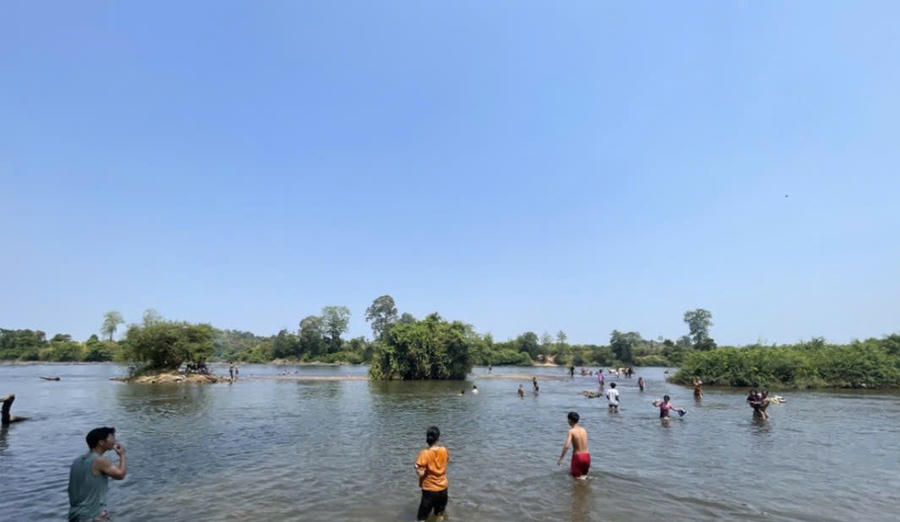 Một bãi tắm trên dóng sông Pô Cô ngày nay. Ảnh: T.H