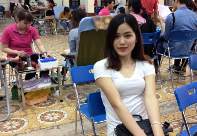 Sinh vi&ecirc;n Đại học H&agrave; Nội hăng h&aacute;i  tham gia hiến m&aacute;u cứu người
