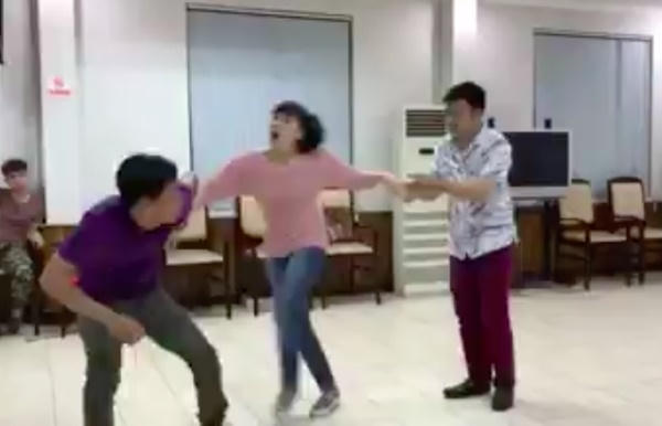 Ca sĩ Minh Quân chia sẻ cảnh hậu trường Táo Quân. Ảnh cắt từ clip.