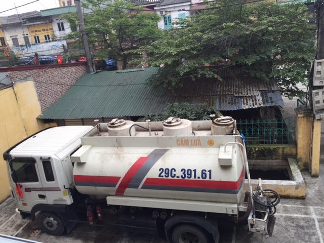 Chiếc xe chở nhiên liệu nghi xăng máy bay bị tạm giữ.