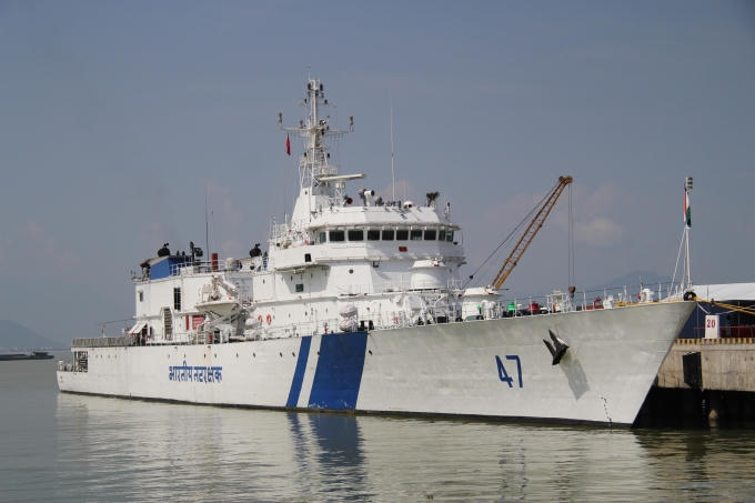 Tàu SAMRAT có chiều dài 105m, rộng 12,9m, trọng tải 2.577 tấn. Ảnh Cao Long.