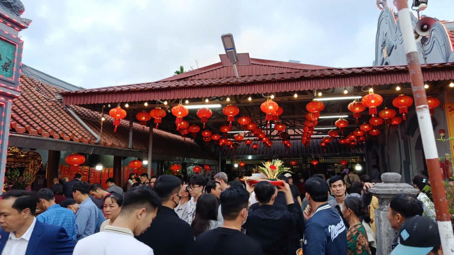 Hàng vạn người đổ về chợ “mua may, bán rủi” Viềng Xuân- Phủ Dầy