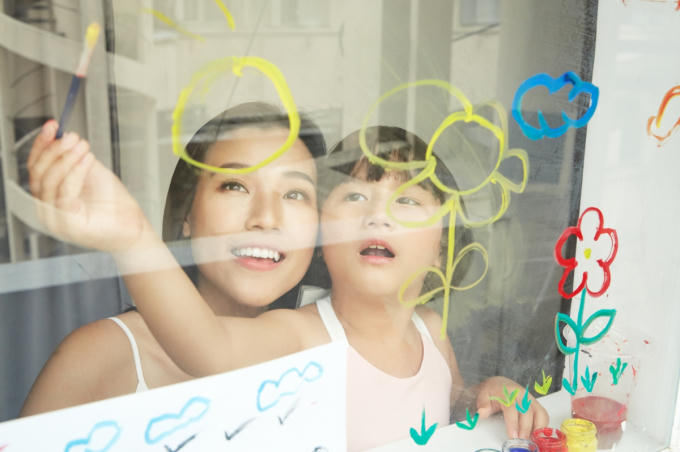 Hoàng Oanh cảm thấy rất hạnh phúc khi có được kỷ niệm quý giá cùng con nuôi của mình.