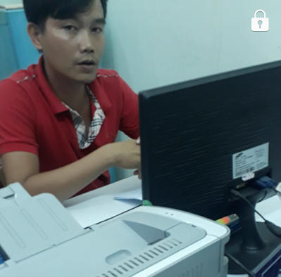 Ông Vũ mặc thường phục, có thái độ khiếm nhã với phóng viên.