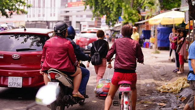 Nhiều hành khách chọn  giải pháp đi bộ để xuống phà trước.