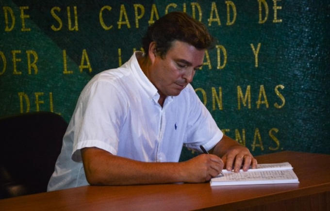 Con trai của lãnh tụ Cuba Fidel Castro, ông Antonio Castro Soto del Valle ký vào lời thề bảo vệ thành quả cách mạng. (Ảnh: AFP)