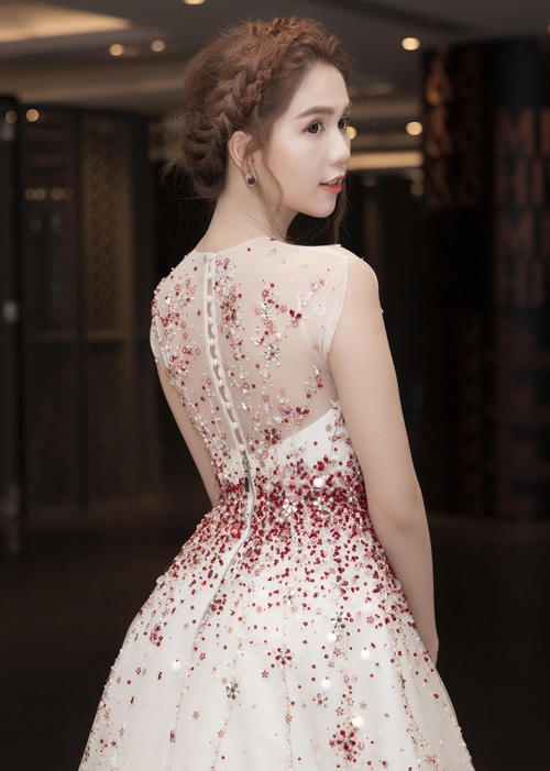 Ngọc Trinh gây bão với chiếc váy công chúa tại