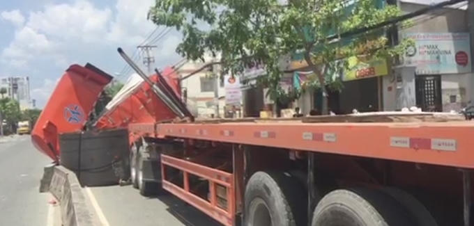 Rất may cuộn sắt bị dải phân cách chặn lại.