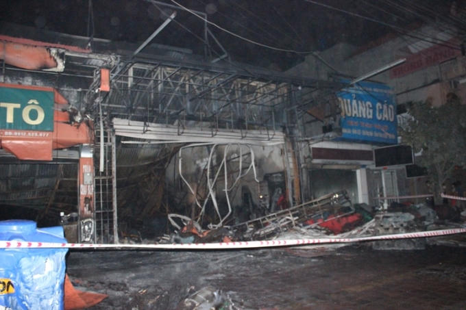 Những biển quảng cáo bị cháy rụi còn trơ khung sắt.