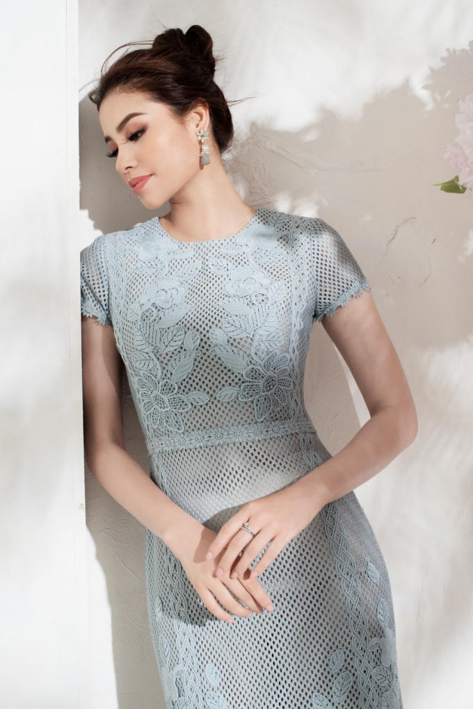 Chiếc váy xuyên thấu màu xanh pastel với phom dáng cổ điển mang đến vẻ thanh lịch, dịu dàng cho Hoa hậu Phạm Hương. Bên cạnh đó, thiết kế của Amy được tạo điểm nhấn với họa tiết hoa văn nổi bật bằng kỹ thuật đắp ren thủ công.