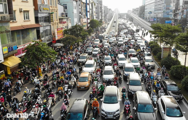 Đường Trường Chinh bị ùn tắc kéo dài hướng đến Ngã Tư Sở. (Ảnh: Đỗ Quân)