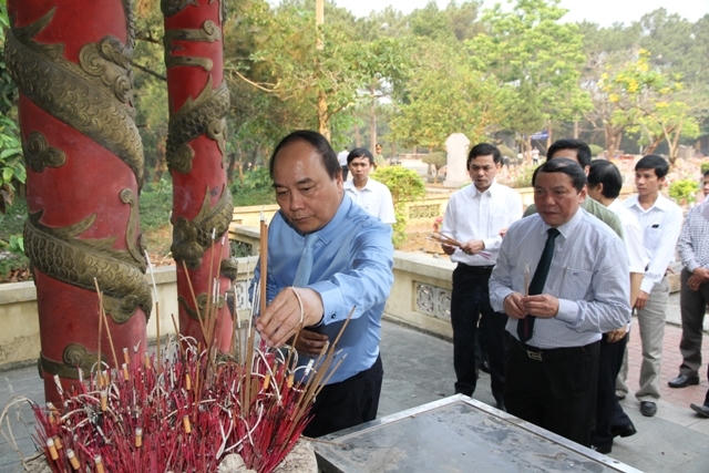 Thủ tướng kính cẩn dâng hương tri ân các anh hùng, liệt sĩ.