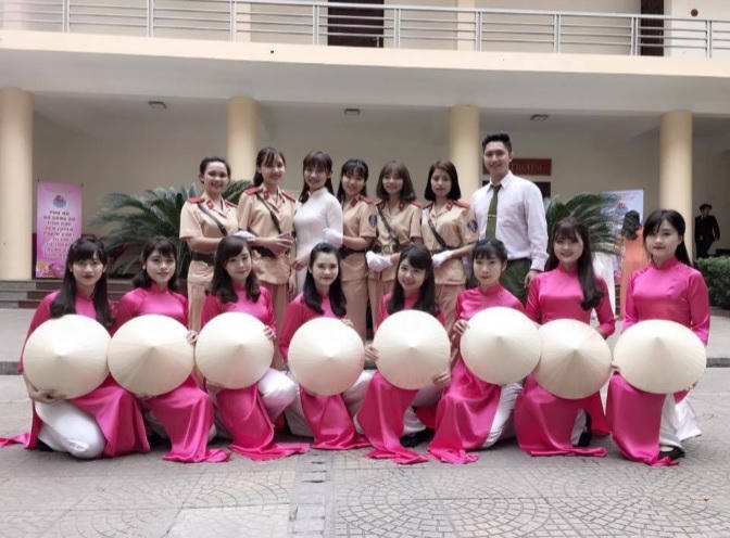 Minh Phương (thứ 2 từ trái sang hàng trên) cùng với các thành viên đội Văn nghệ Xung kích Học viện Cảnh sát nhân dân.