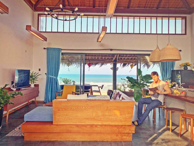 Là một trong những ngôi sao sở hữu nhiều bất động sản trị giá hàng ngàn tỷ, Nathan Lee từng chia sẻ anh luôn muốn biến mỗi ngày trôi qua như một chuyến du lịch đầy thú vị. Nam ca sĩ Hạ không ngại thuê một căn villa rộng rãi trên với bãi biển riêng tuyệt đẹp cho bản thân mình. Căn villa nằm ngay trên bờ biển với 3 phòng ngủ, một phòng khách lớn,bếp, phòng ăn, phòng xông hơi cùng 3 phòng tắm ngoài trời rất đẹp và tiện dụng.