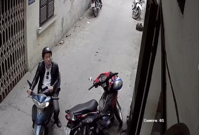 Hình ảnh trích xuất từ camera bên ngoài cửa hàng khi nam thanh niên đến cửa hàng.