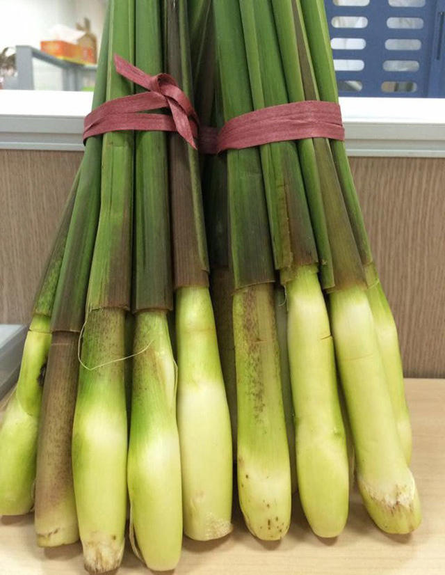 Củ niễng bán ở Hà Nội có giá dao động từ 25.000-35.000 đồng/bó tùy loại và tùy thời điểm