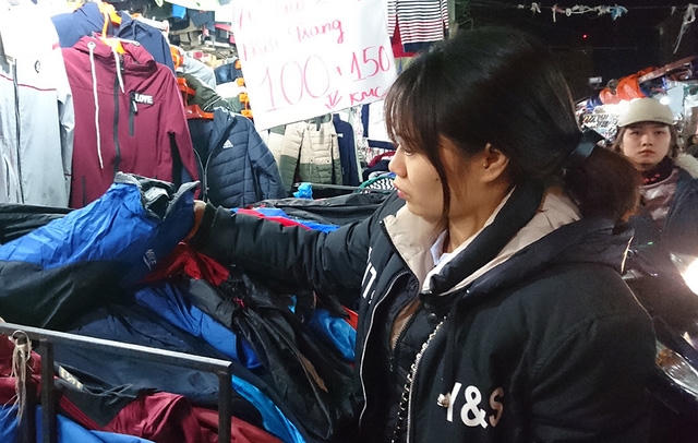 B&ecirc;n cạnh sinh vi&ecirc;n, kh&aacute;ch h&agrave;ng tại c&aacute;c khu chợ gi&aacute; rẻ n&agrave;y c&ograve;n c&oacute; cả những người đ&atilde; đi l&agrave;m.