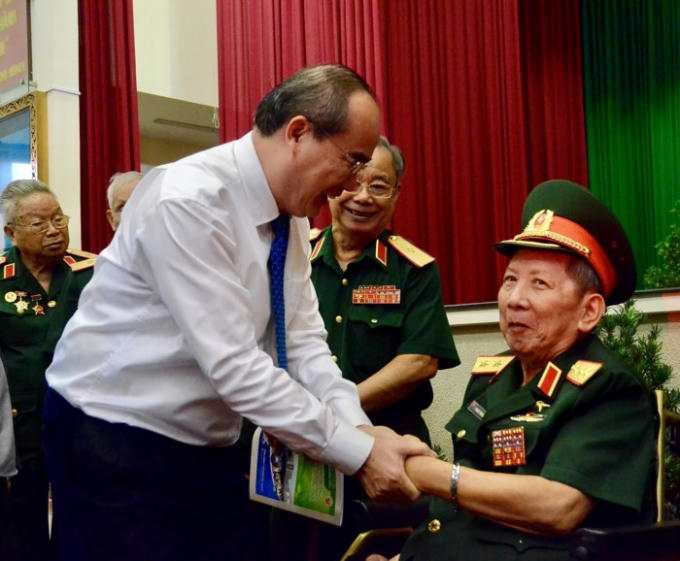 Bí thư Thành ủy Nguyễn Thiện Nhân hỏi thăm các tướng lĩnh tại buổi gặp mặt.