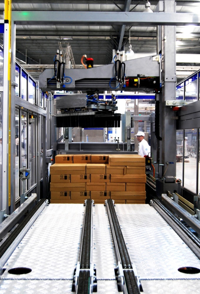 Hệ thống robot đóng gói hàng vận hành hoàn toàn tự động tại Nhà máy sữa nước Việt Nam