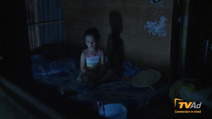 Nhím không thể ngủ được khi bố Hồng Đăng vẫn chưa về.