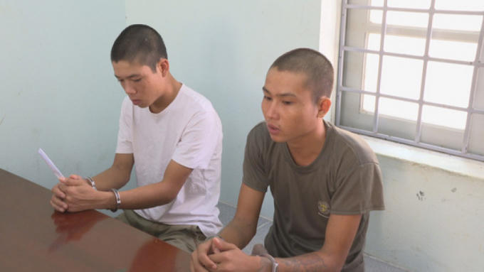 Huấn và Huy tại cơ quan điều tra.