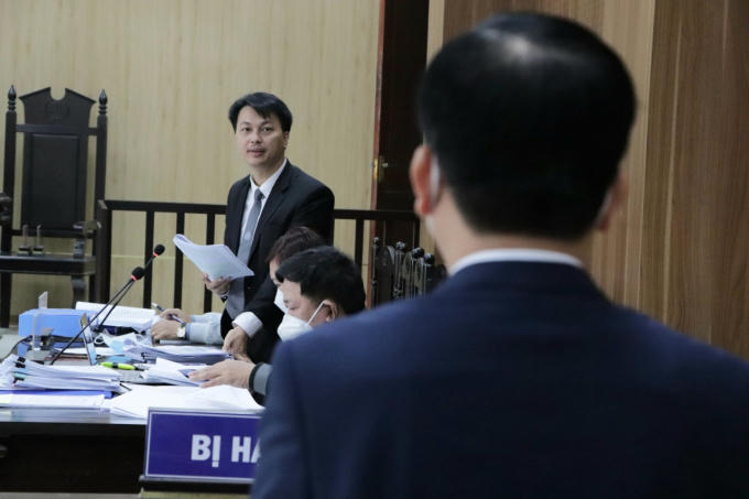 Luật sư Cường hỏi ông Duyên có nhận thức được việc nếu nhận tiền của các tổ chức, cá nhân để thực hiện các yêu cầu của người đó là hành vi vi phạm pháp luật không?