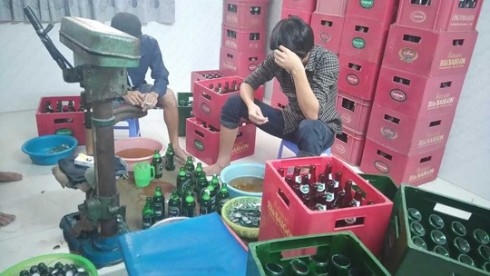 Nhân viên đang sang chiết bia từ rẻ tiền sang mắc tiền - ảnh: CTV.