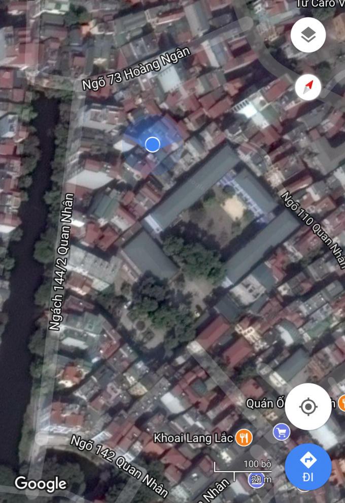 Có thể đi vào từ ngõ phố Hoàng Ngân.