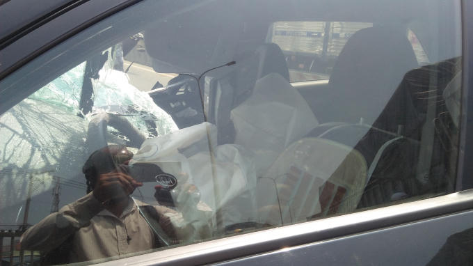 Túi khí bung ra kịp thời cứu hai vợ chồng thoát chết.