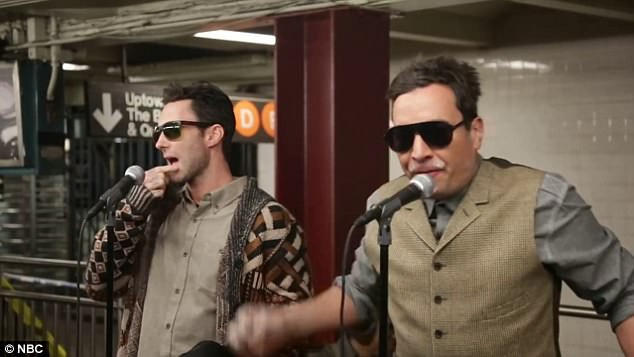 Ngay khi biết trong nhà ga đang có nhóm Maroon 5 biểu diễn, rất đông người đã chạy lại để theo dõi nhóm biểu diễn thêm bản hit “Sugar”.