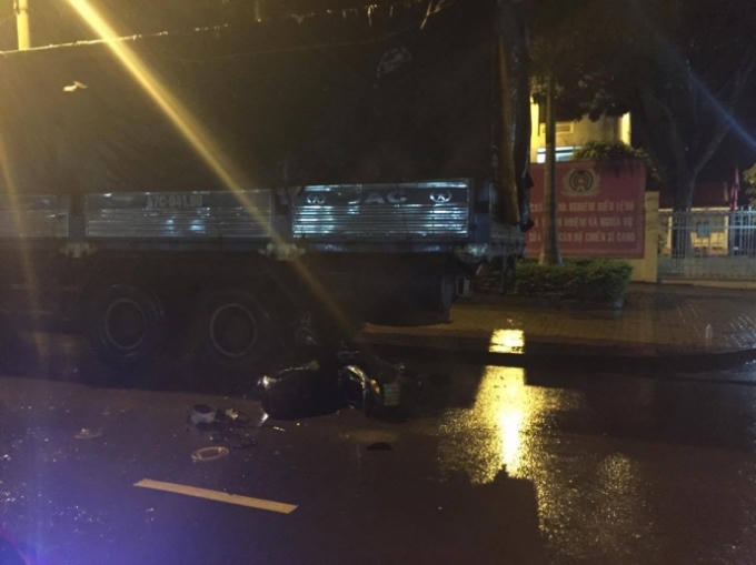 Xe tải được cho đậu trước trụ sở công an chờ xử lý, tiếp tục "dính" thêm vụ tai nạn thứ hai với xe máy (ảnh: CTV).