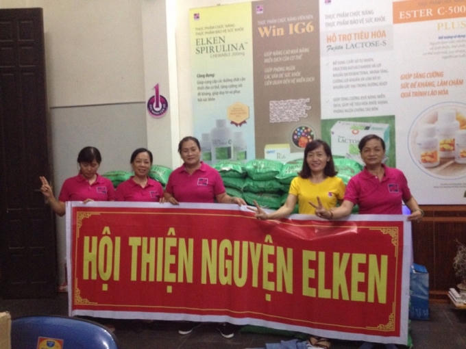 Chị em Văn phòng Chi nhánh ELKEN Quảng Bình tập kết hàng, háo hức lên đường làm công tác thiện nguyện.