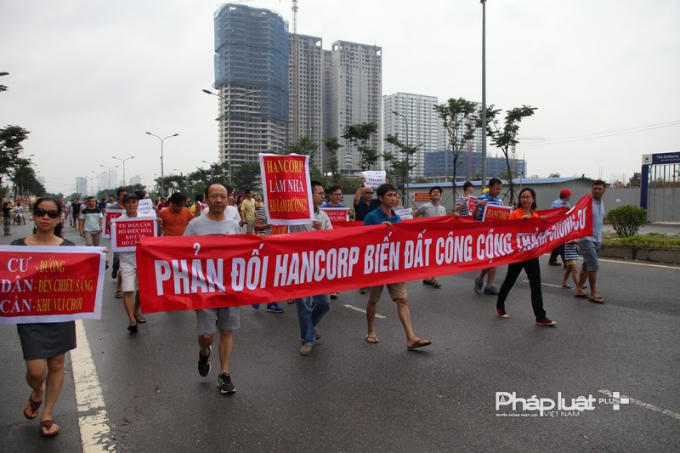 Nhiều băng rôn với những dòng chữ “Phản đối Hancorp thay đổi quy hoạch”, “Phản đối Hancorp biến đất công cộng thành chung cư”.