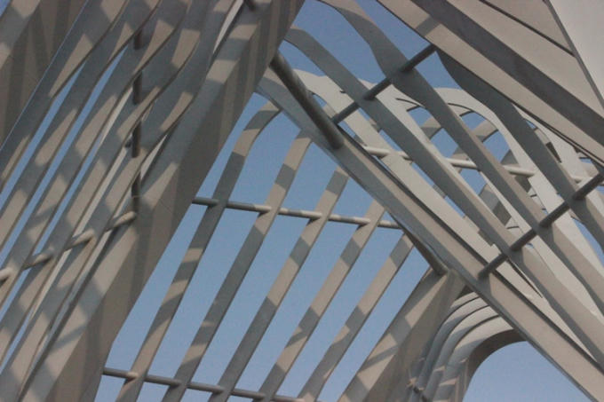 Mái vòm uốn lượn tượng trưng cho những làn sóng.