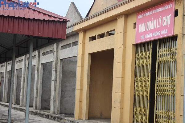 Cánh cửa ban quản lý chợ luôn được hé nhưng không có người.