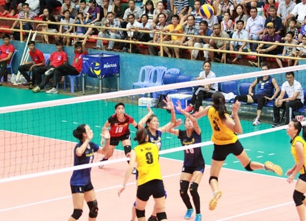 Nữ Ngân hàng Công thương (xanh) thi đấu với Vĩnh Phúc như cuộc "dạo chơi". Ảnh: Internet.