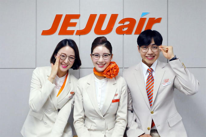 Tiếp viên hàng không hãng Jeju Air được phép đeo kính và sơn móng tay. Ảnh: KoreaTimes