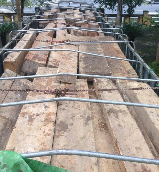 Phát hiện chiếc xe có nhiều dấu hiệu nghi vấn nên ra hiệu lệnh kiểm tra.