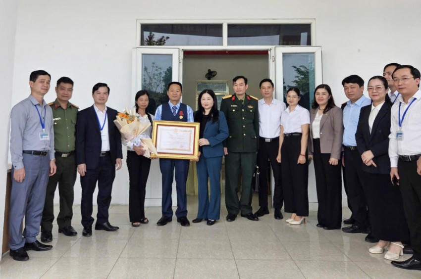 Thừa ủy quyền của Chủ tịch nước CHXHCN Việt Nam, đồng chí Vũ Thị Hiền Hạnh - Phó Chủ tịch UBND tỉnh trao Huân chương Dũng cảm cho ông Hà Ngọc Sơn. (Ảnh: CTTĐT Lào Cai).