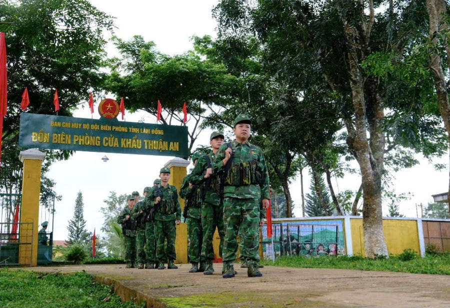 Cán bộ, chiến sĩ Đồn Biên phòng Cửa khẩu Thuận An xuất phát thực hiện nhiệm vụ tuần tra đường biên. Ảnh: Báo Lâm Đồng