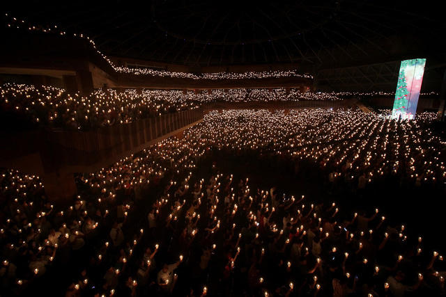 Hàng ngàn người cùng cầu nguyện tại Surabaya, Indonesia vào đêm Giáng sinh. (Ảnh: Reuters)