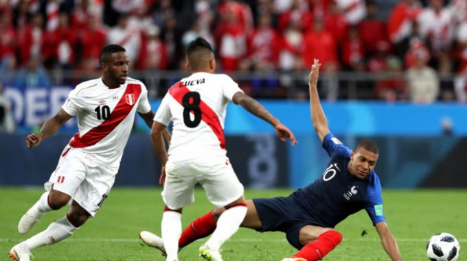 Ở trận đấu này, Mbappe luôn nhận được sự quan tâm đặc biệt từ các cầu thủ Peru.