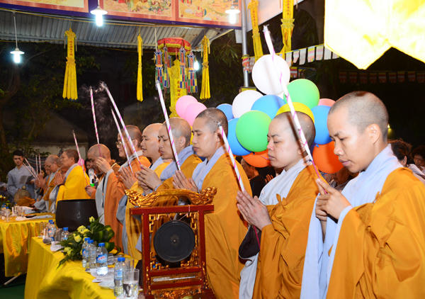 Nghi thức niêm hương niệm Phật.