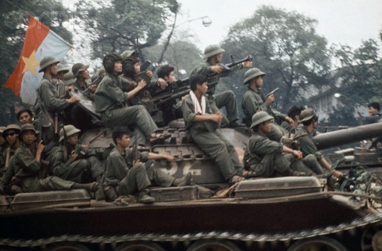 hao hung khoanh khac doi hinh xe tang tien vao giai phong sai gon hinh anh 3